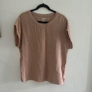 Faherty Dream Cotton Gauze Tee in nougat size large.